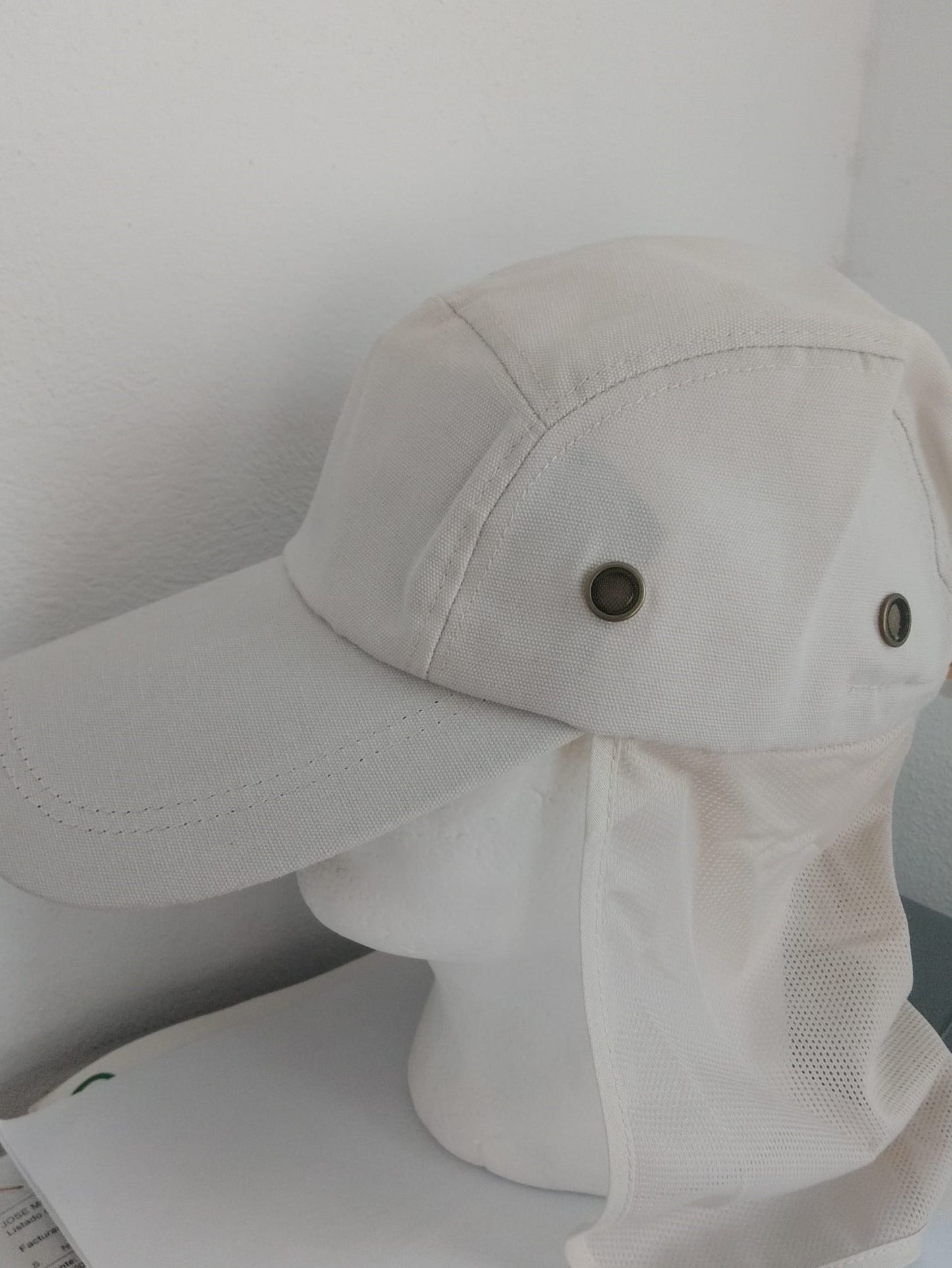 GORRA SENDERISMO CON FALDILLA